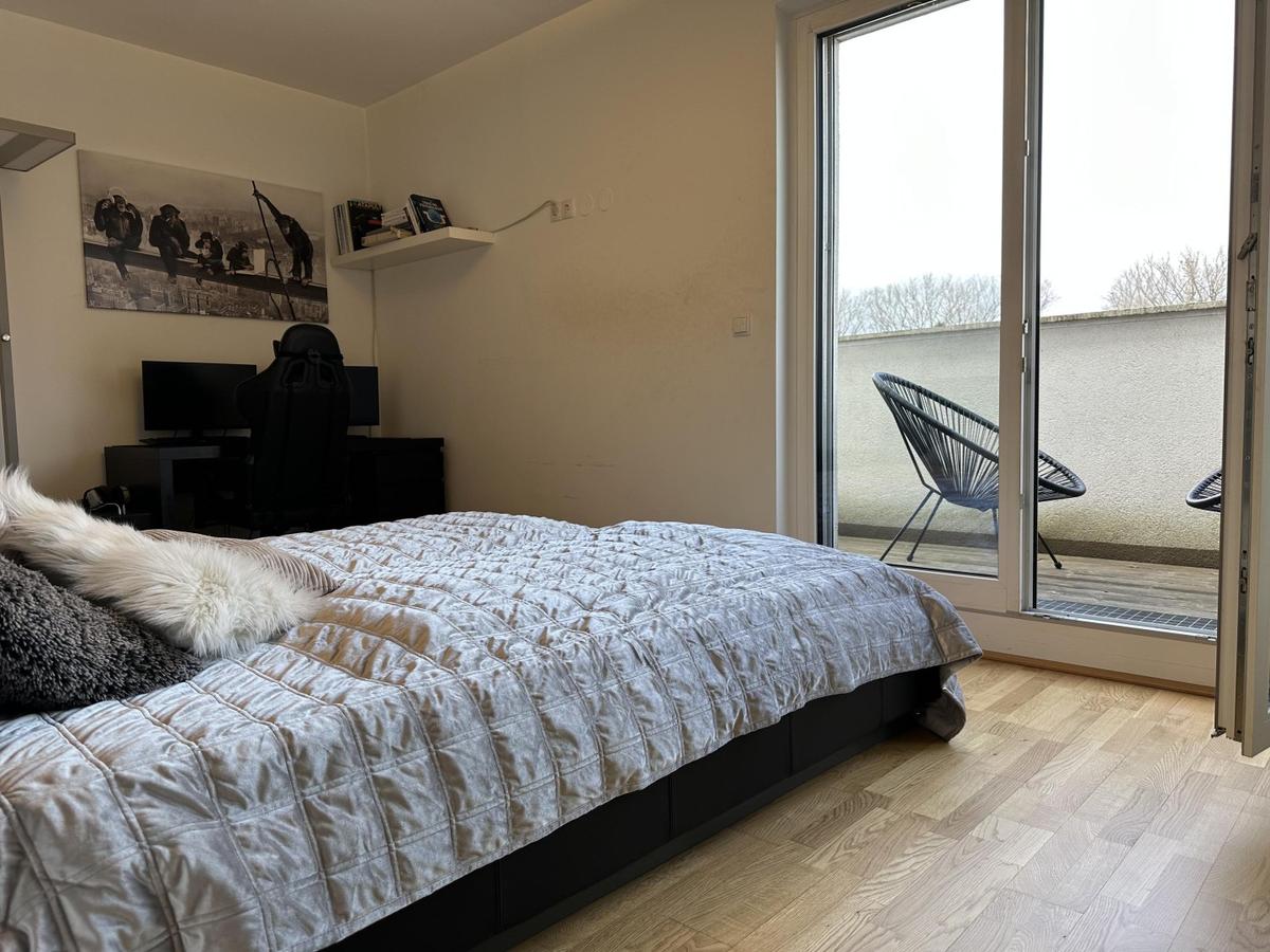Schlafzimmer mit kleiner Terrasse
