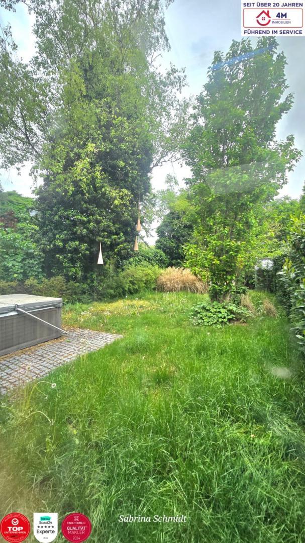 Garten hinter dem Haus mit Whirlpool