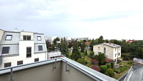 Coole 2-Zi-DG-Wohnung mit kl. Terrasse in ruhiger Lage