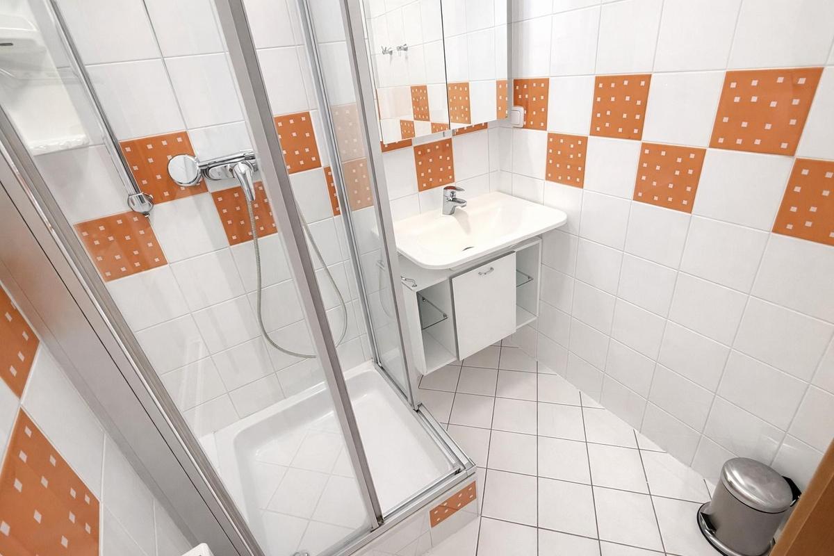 Badezimmer mit Dusche