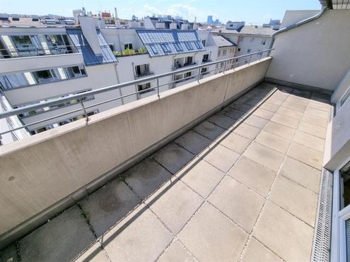 Maisonette-Wohnung mit gro�er Dachterrasse und 2 WCs - U1 N�he - AB MAI!!!