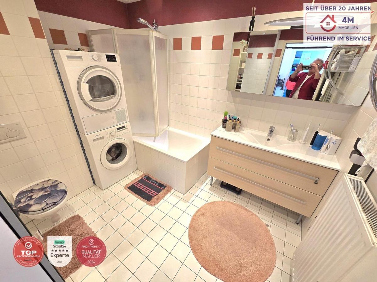 Bad mit Wanne  und WC