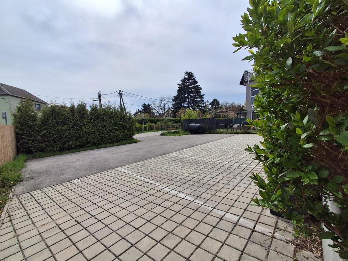 13 Parkplatz vor der T�r RH 1220