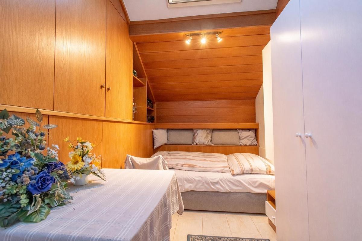 Zimmer 2, OG (Zwischengeschoss)