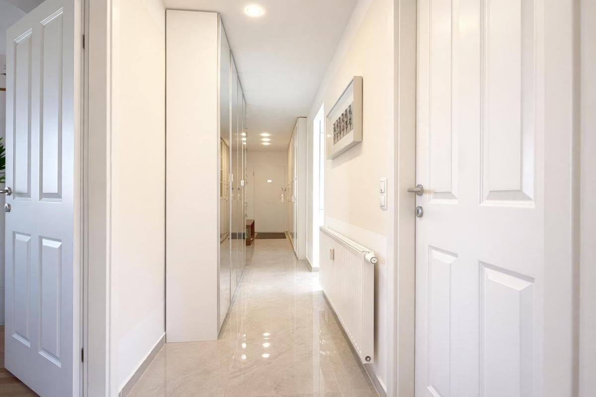 Vorzimmer - Blick zur Eingangst�r