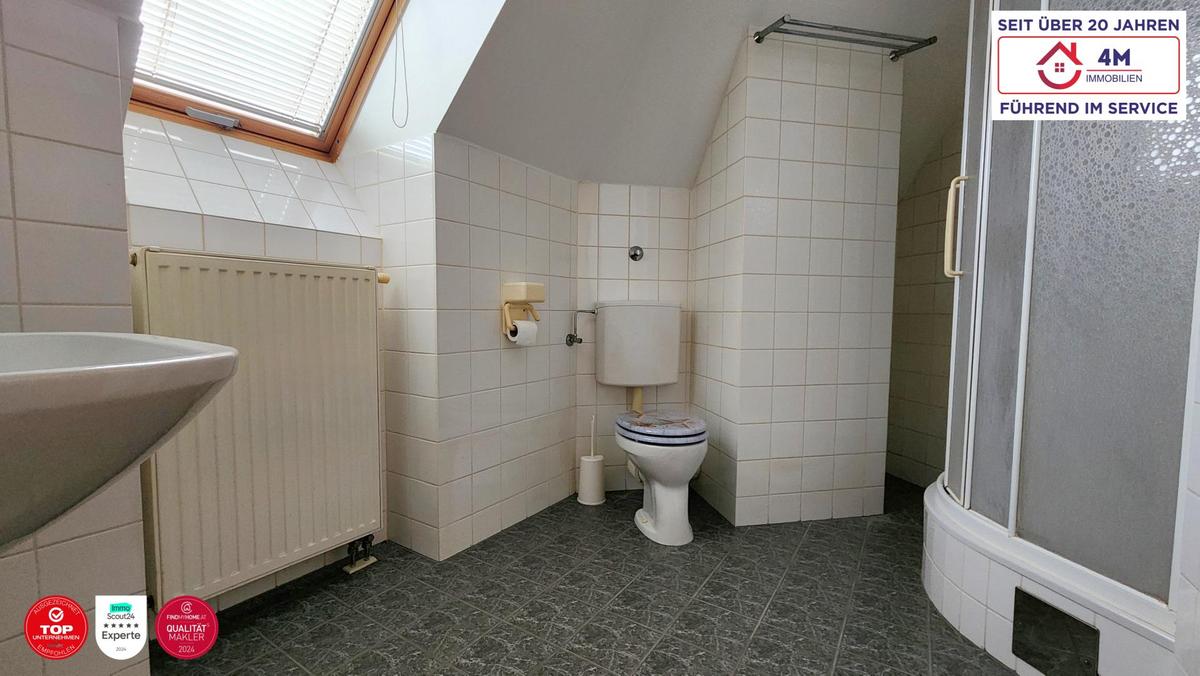 Bad mit Dusche und WC oben