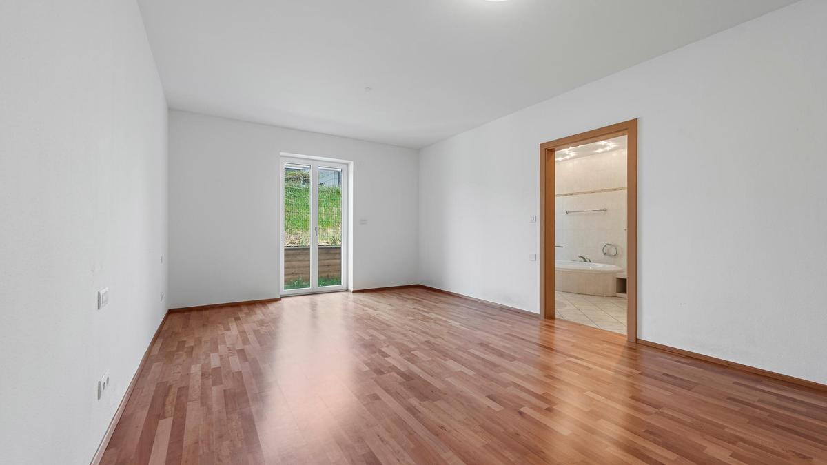 Schlafzimmer mit Bad und Ausgang in den Garten
