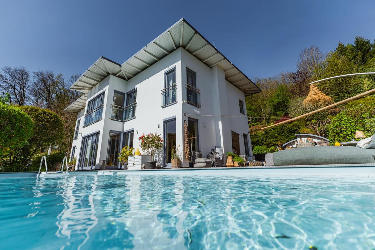 Hausansicht mit Pool