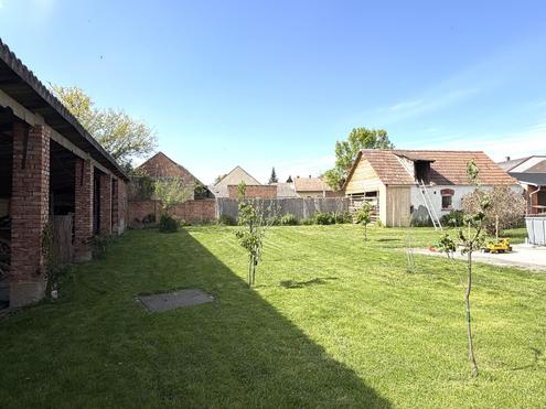 " Einfamilienhaus mit Ausbau- & Grundstück mit Teilungspotenzial "