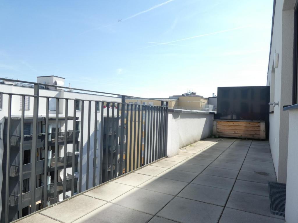 gro�e, sonnige Terrasse