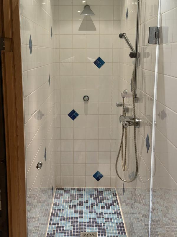 9 b Dusche neben Sauna