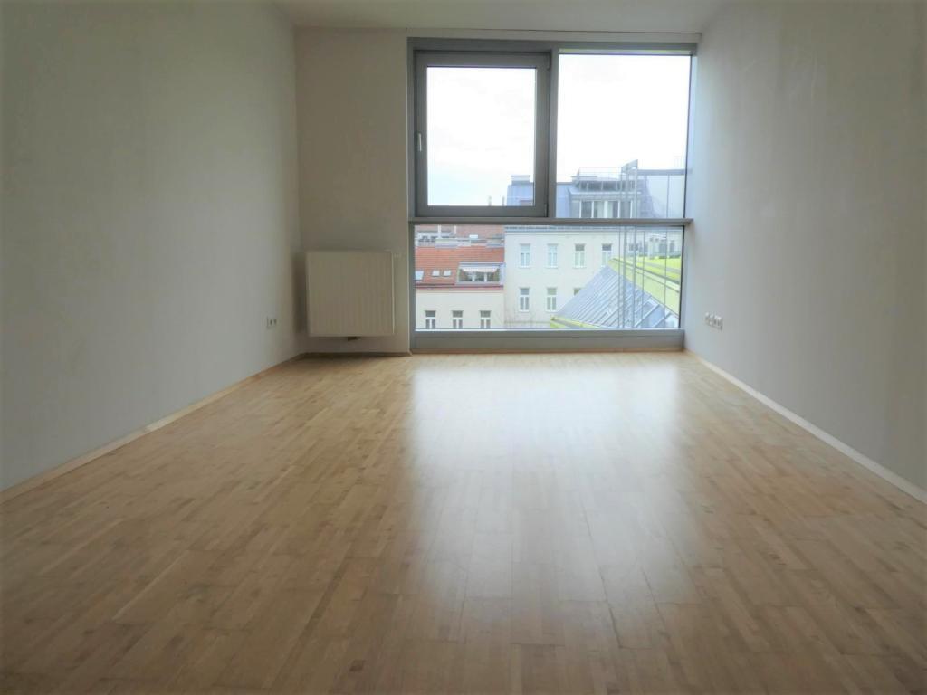 gro�es, helles Wohnzimmer