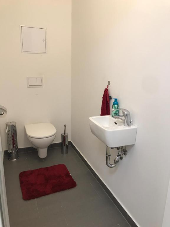 WC mit Waschbecken
