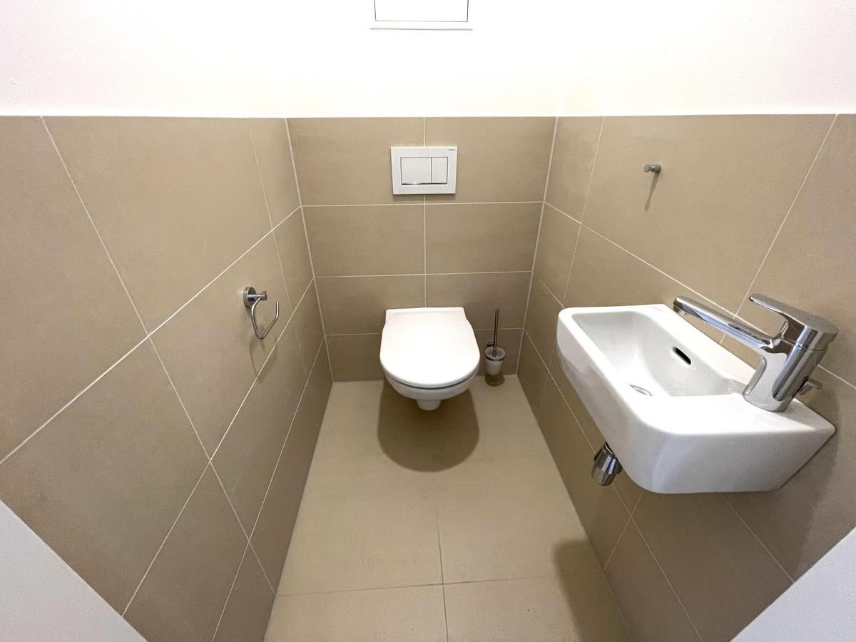 WC mit Waschbecken