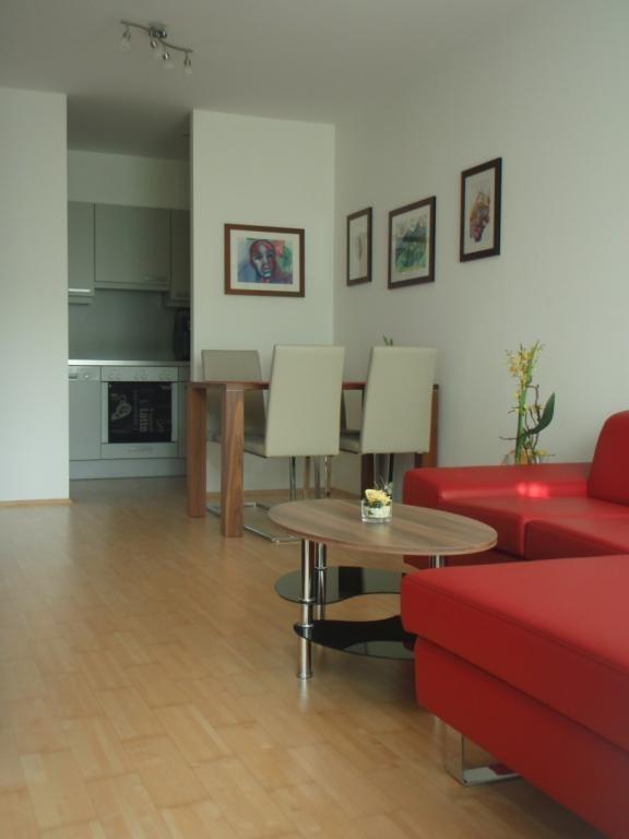 Wohnzimmer (Blick zur K�che)