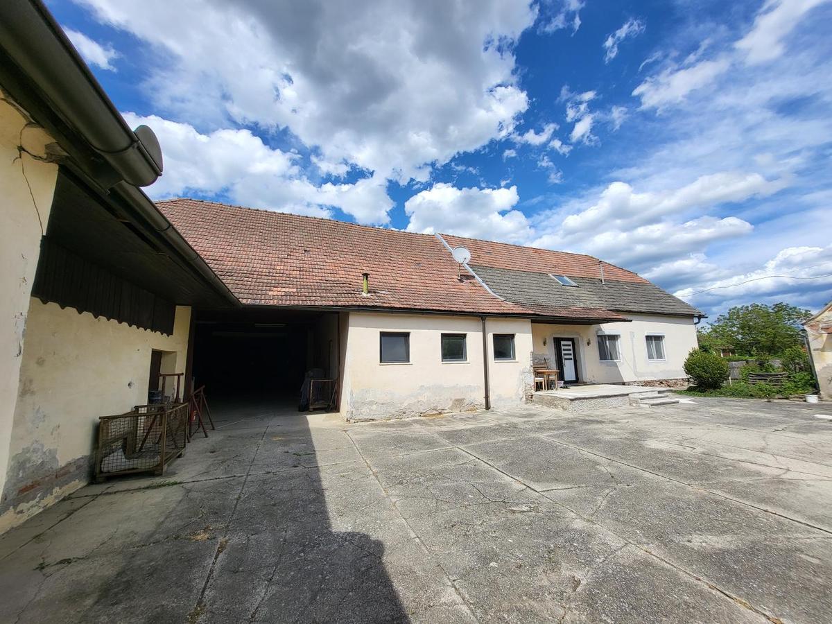 Hof mit Wohnhaus