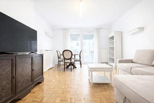 Ruhige Neubauwohnung in saniertem Geb�ude mit Vollw�rmeschutz! Gro�e Loggia! Gr�nblick!