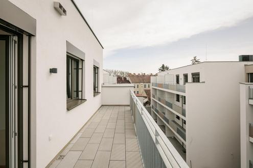 AB JULI/Hoch oben im 2. Stock mit Loggia