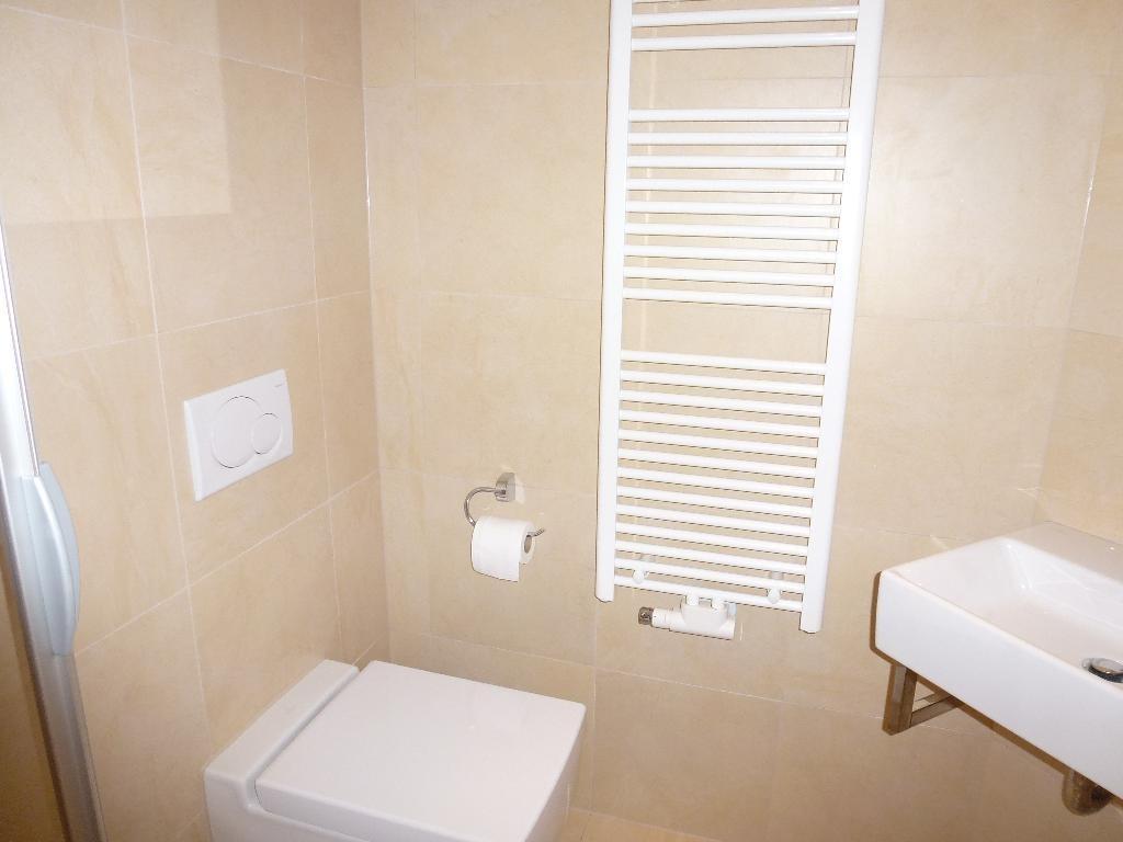 Bad mit Dusche und WC