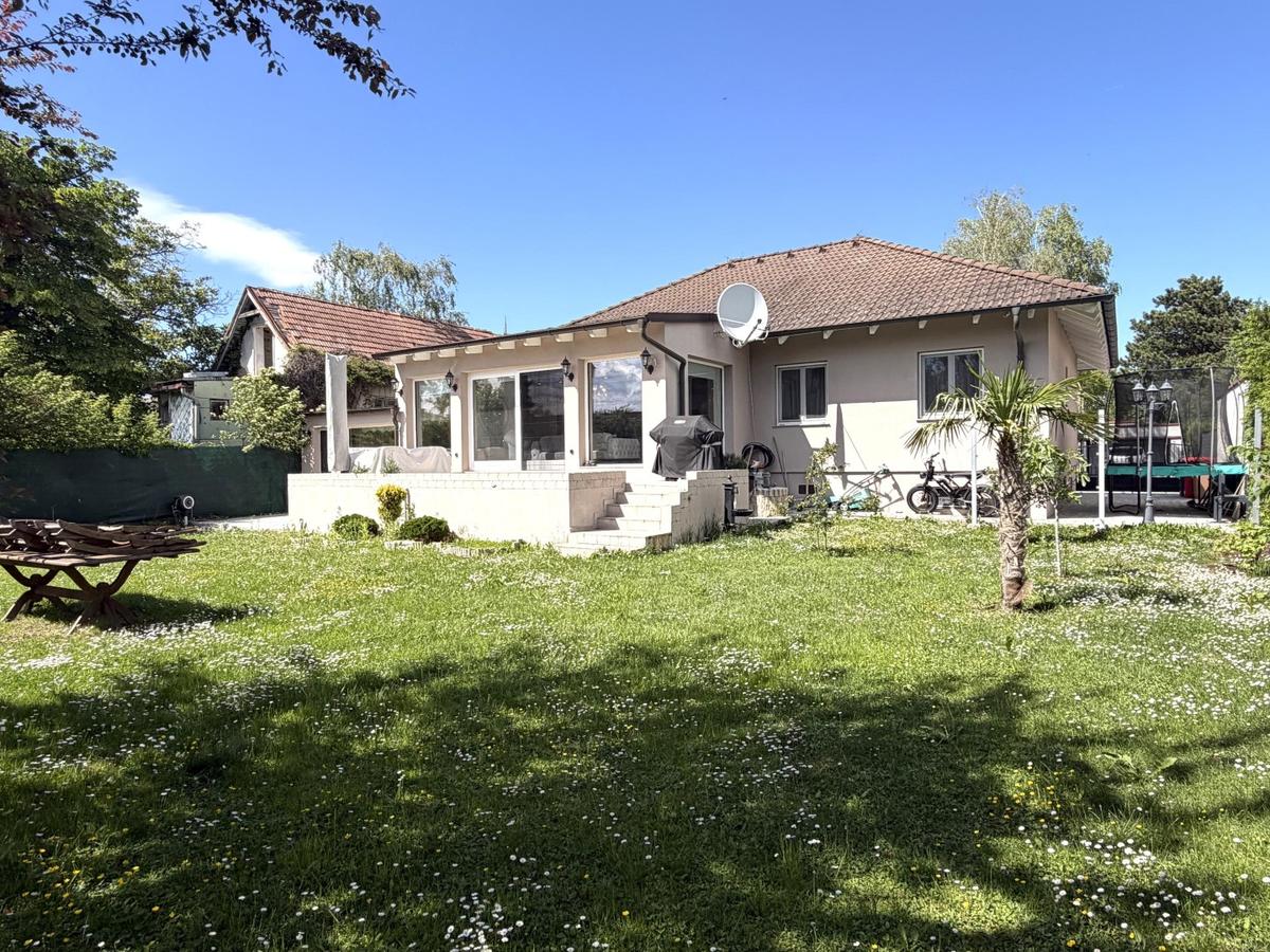 1 HAUS ANSICHT GARTEN