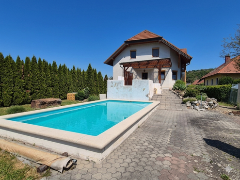 GER�UMIGES EINFAMILIENHAUS MIT EBENEM GRUNDST�CK
