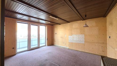 Sanierungsbed�rftige 1+ Zimmer Wohnung mit gro�er Loggia in U-6 N�he - Hochparterre