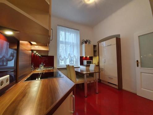 "Staatsoper completely furnished"