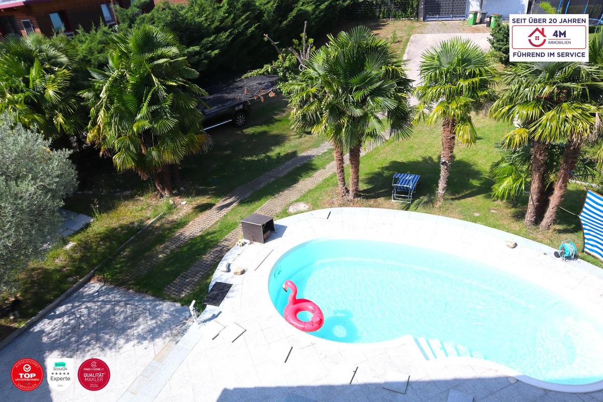 Dachzimmer mit Blick auf Pool, Garten und Palmen