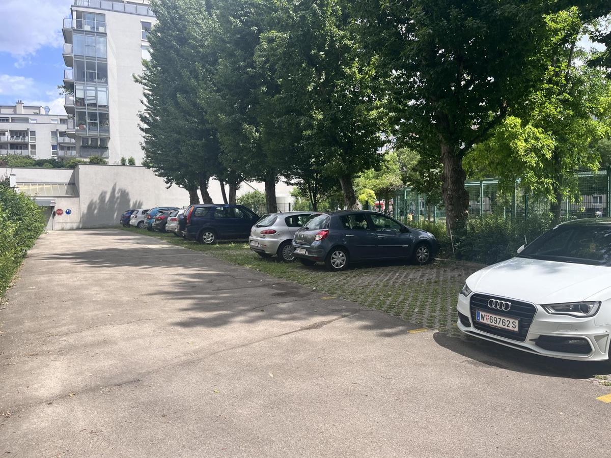 21 Innenhof Parkplatz