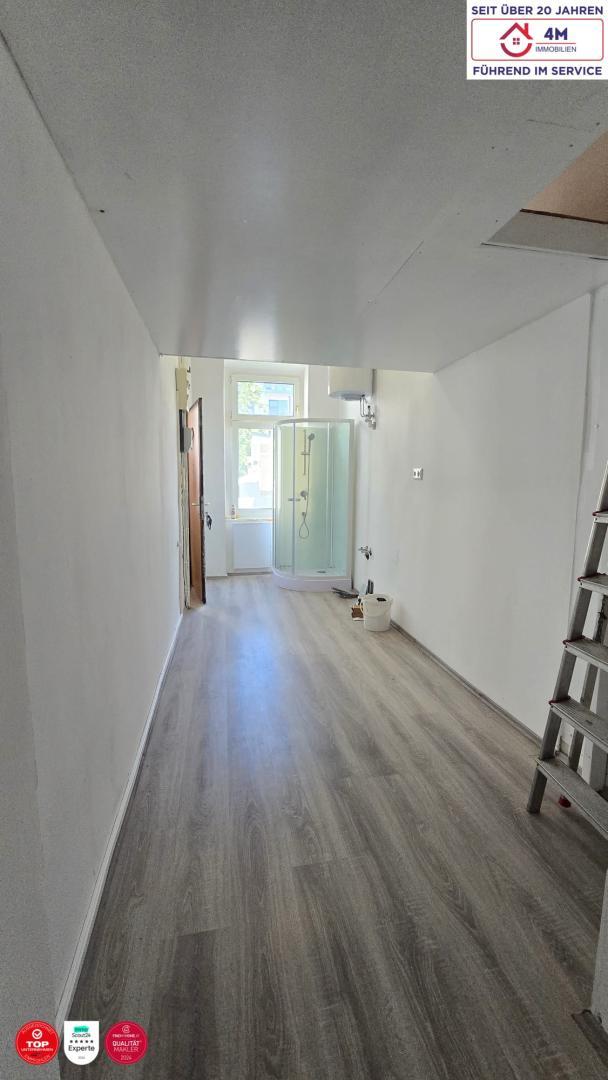 Eingangsbereich Raum 1 inkl. K�chenanschluss und H