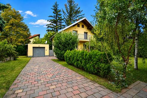 "Zum Kauf: Haus mit großem Grundstück und Garage!"