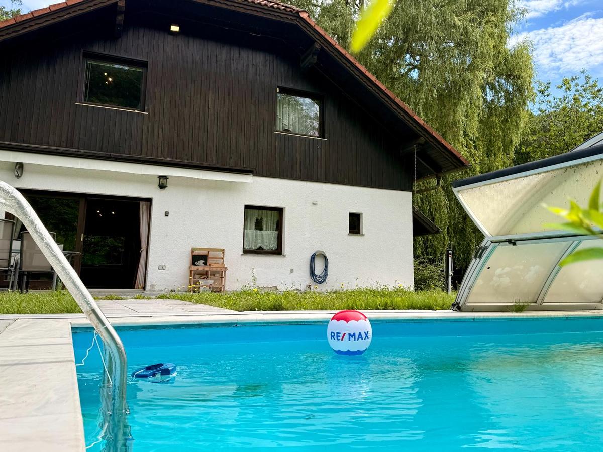 1 Haus mit Pool