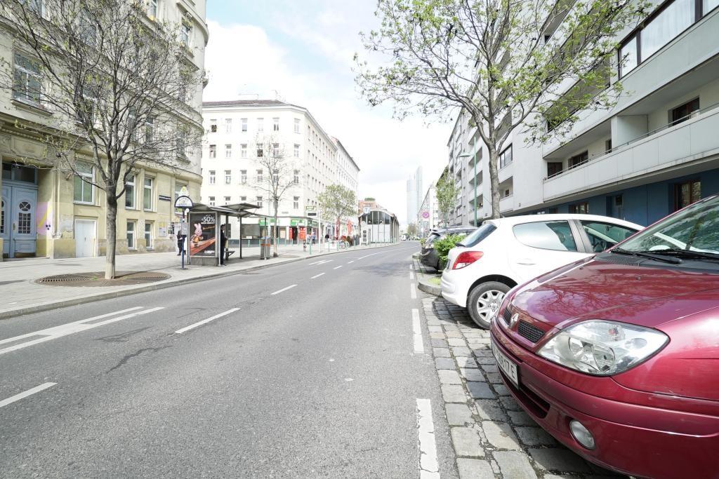 U-Bahn, Bus vor der Haust�r
