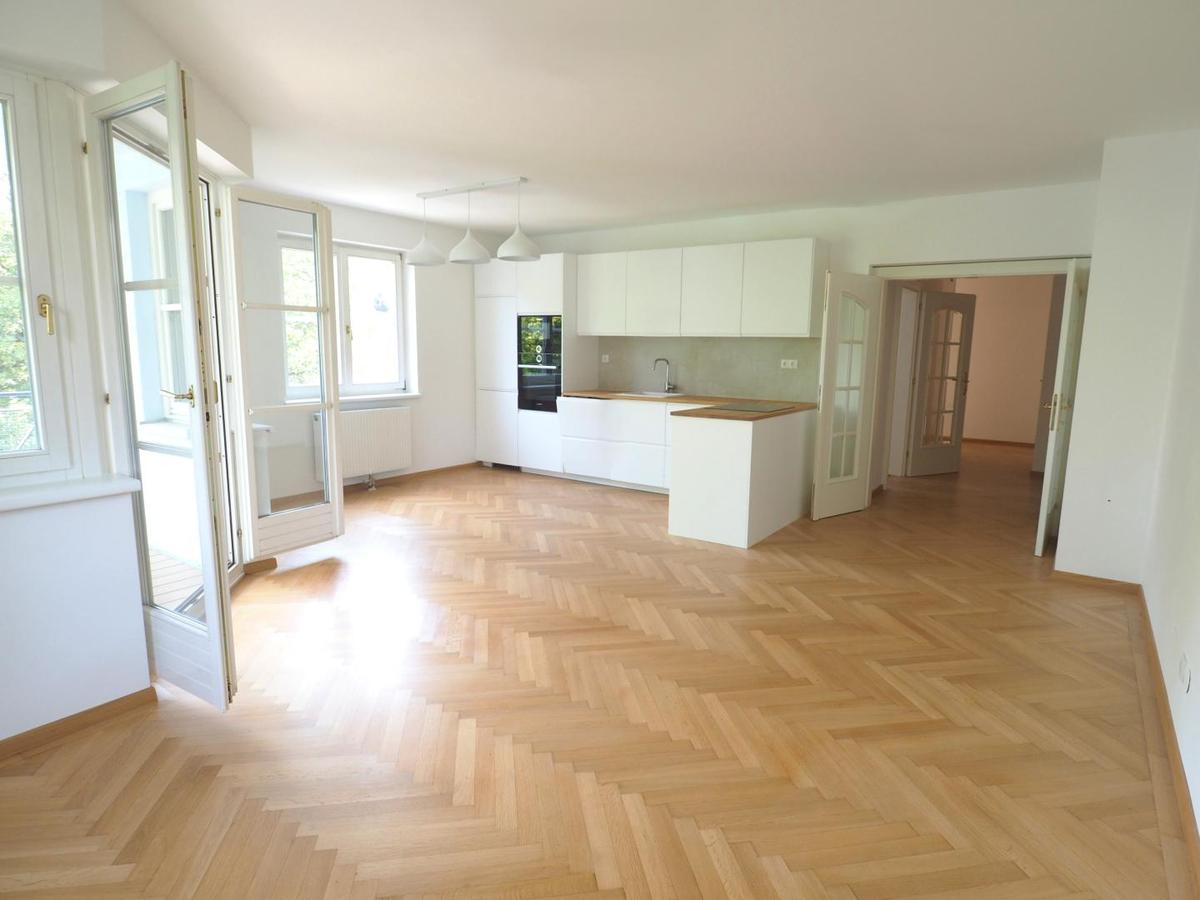 ger�umiger Wohnraum mit offener K�che