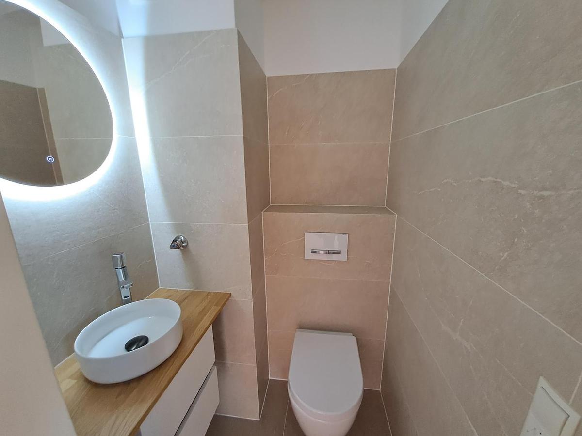 separate Toilette mit Handwaschbecken