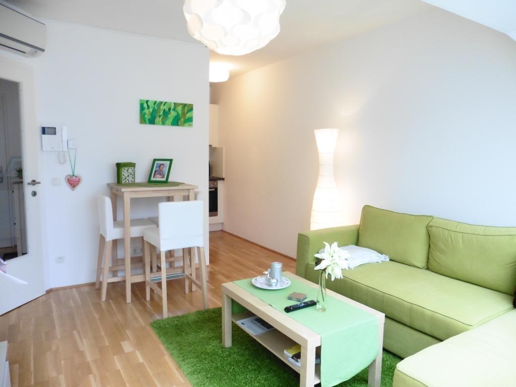 Wohnzimmer, Blick zur K�che