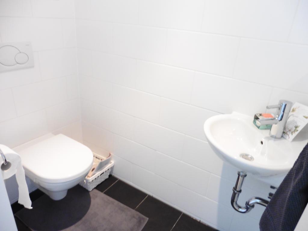 WC mit Waschbecken