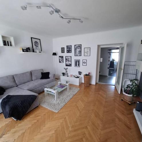 "Helle 4-Zimmerwohnung mit neuwertiger K�che (vollausgestattet) mit Essplatz und gro�em Balkon"