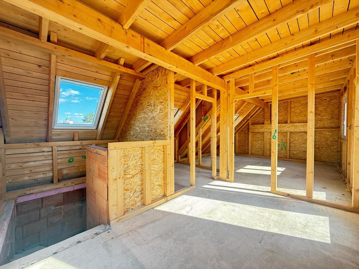 3. Stock Master Bedroom mit eigenem Bad & Terrasse