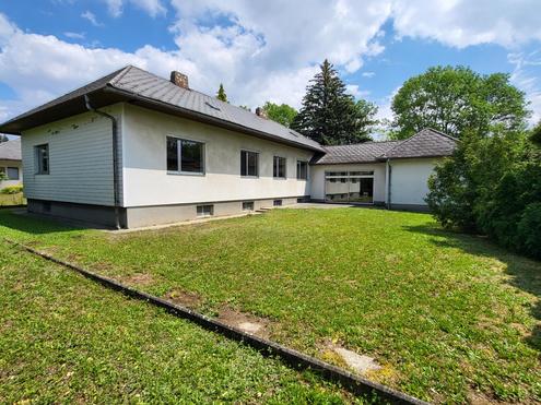 GROSSZ�GIGER BUNGALOW MIT ENTWICKLUNGSPOTENZIAL IN TOPLAGE