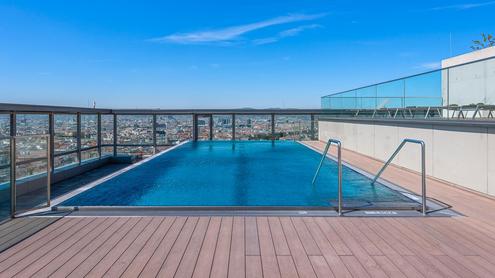 Hoch oben im TrIIIple Tower, Panoramaview Pool