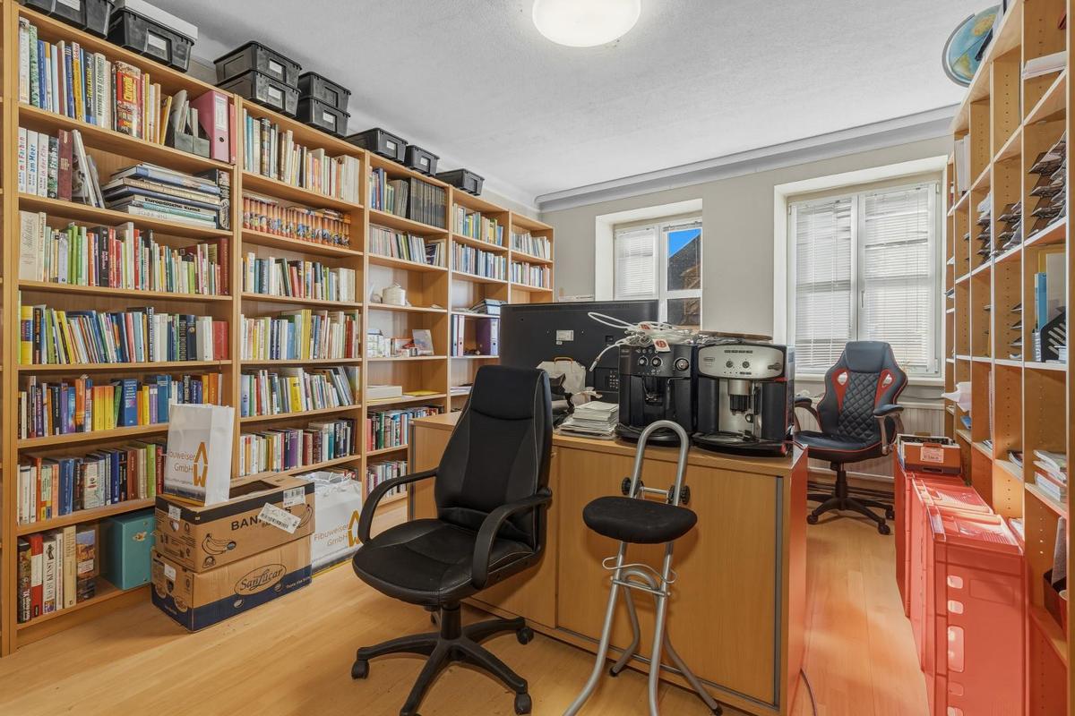 Wohnung 1, derzeit B�ro und Gastro-K�che
