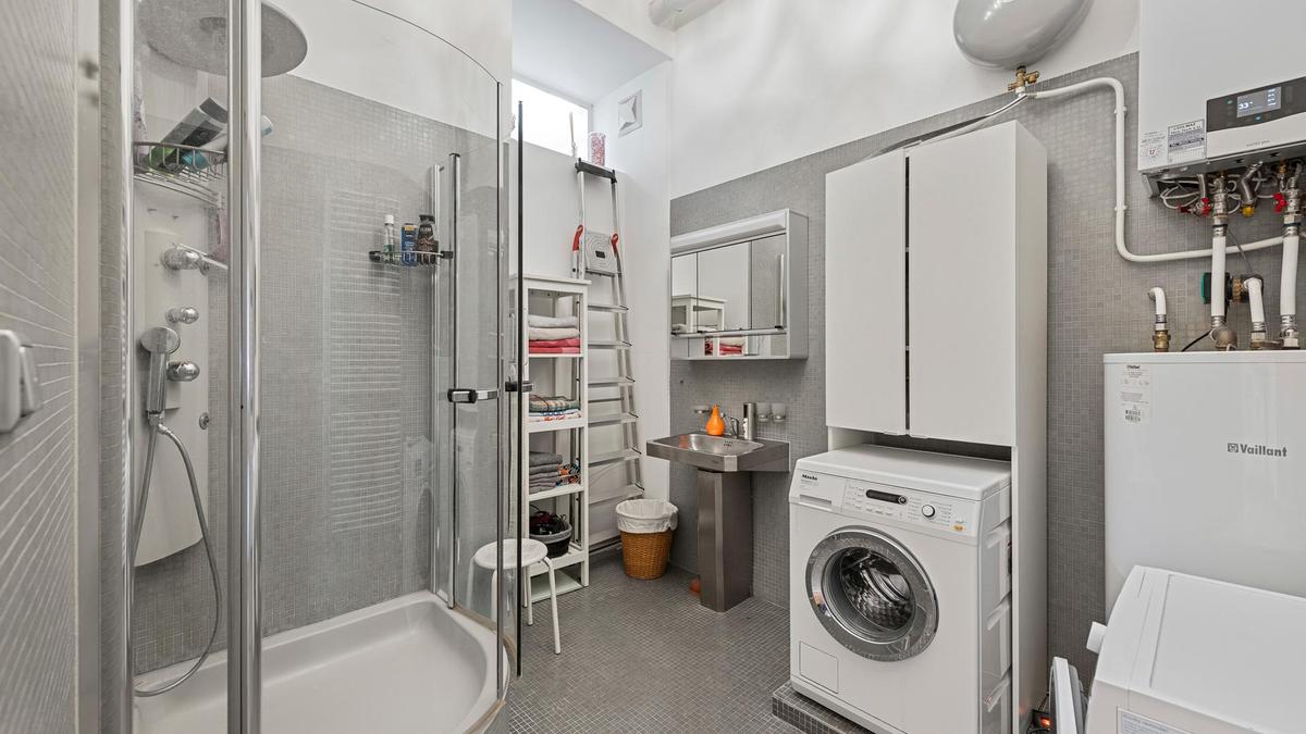 Bad mit Dusche und Waschmaschinenanschluss