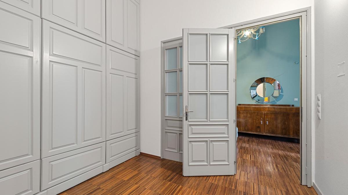 Durchgangszimmer mit Einbauschrank