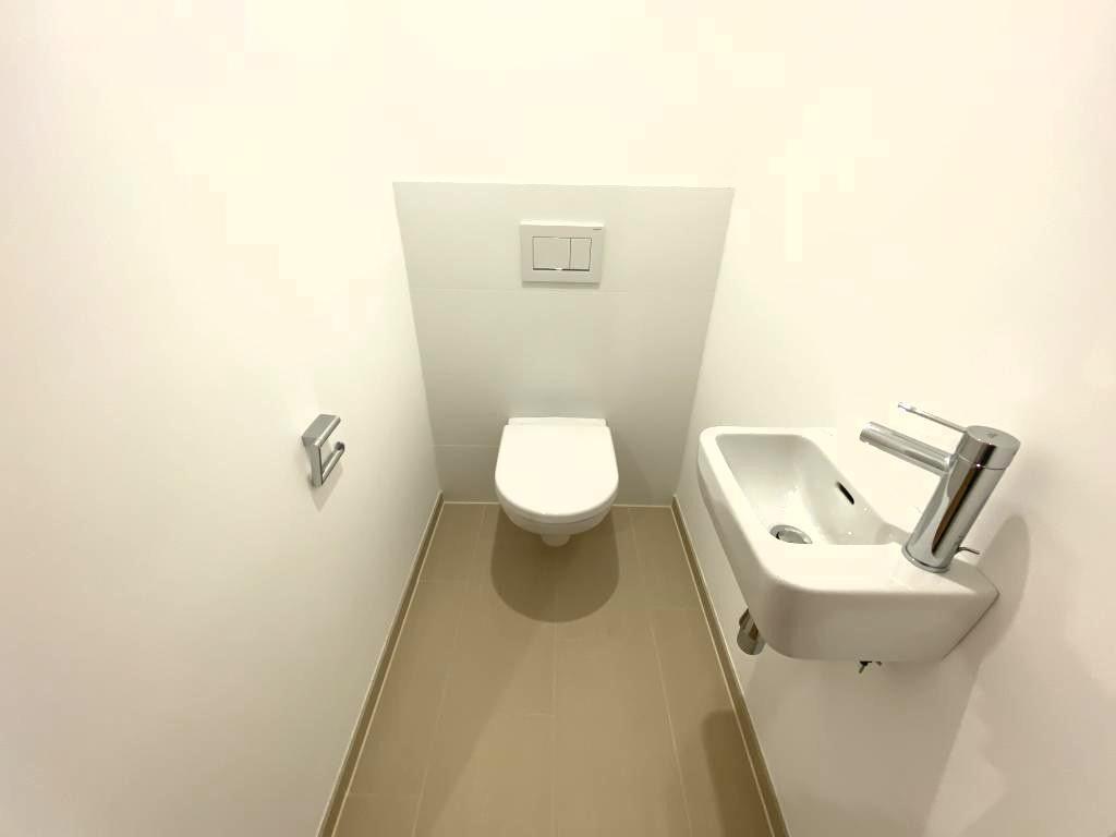 WC mit Waschbecken