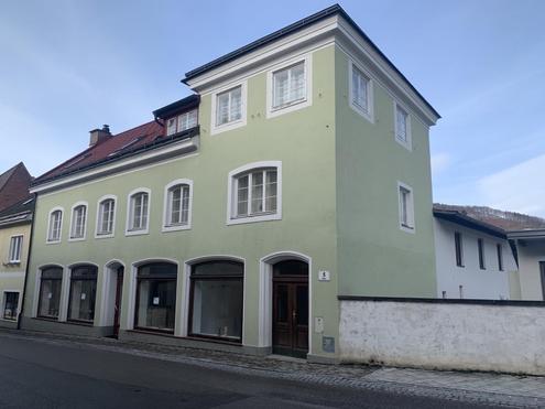 Mehrfamilienhaus mit Gesch�ftslokal und zwei Wohnungen
