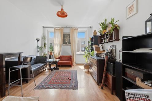 "Charmante Altbauwohnung mit Charakter in gepflegtem Stilhaus!"