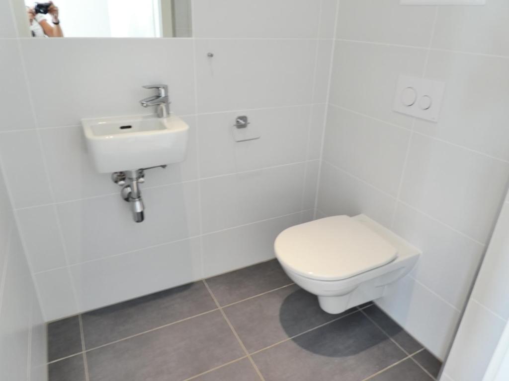 WC mit Waschbecken