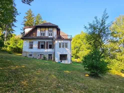 WIENERWALDVILLA AUF EINEM GROSSEN GRUNDST�CK MIT SANIERUNGSBEDARF