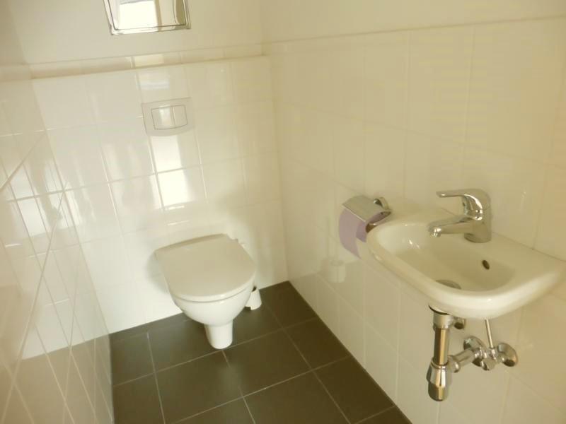WC mit Waschbecken